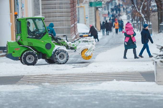З вчорашнього вечора комунальні служби міста розчищають вулиці від снігу в режимі нон-стоп