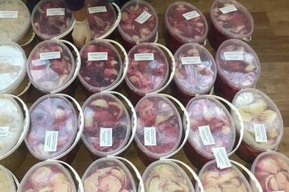 На Вінниччині господині приготували для українських захисників 140 відер квашеної капусти На Вінниччині господині приготували для українських захисників 140 відер квашеної капусти