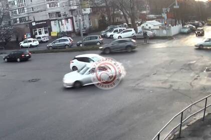 Від удару автівка відлетіла і розтрощила бампер: на Коріатовичів сталася аварія