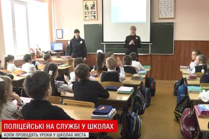 У Вінниці патрульні поліцейські почали викладати у школах