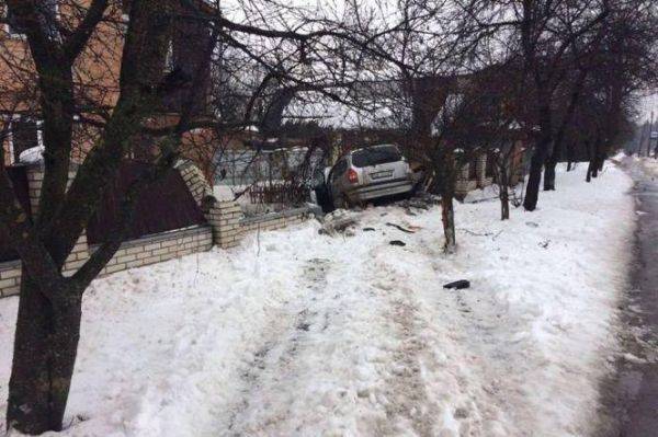 На вул. Лесі Українки автівка розтрощила паркан приватного будинку