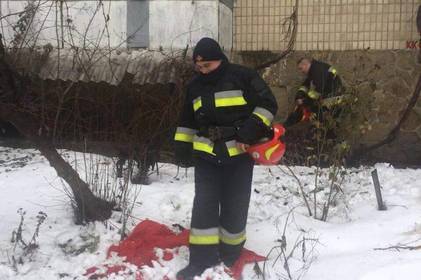 Бійці ДСНС врятували безхатька з задимленого підвалу на вул. Шмідта