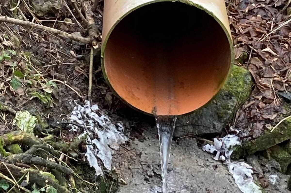 У Вінниці невідомі незаконно з'єднали трубу зі стічними водами із міською ливнівкою