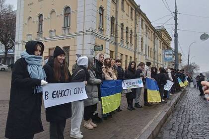 З нагоди Дня Соборності України вінничани утворили "Живий ланцюг єднання" (фото) З нагоди Дня Соборності України вінничани утворили "Живий ланцюг єднання" (фото)