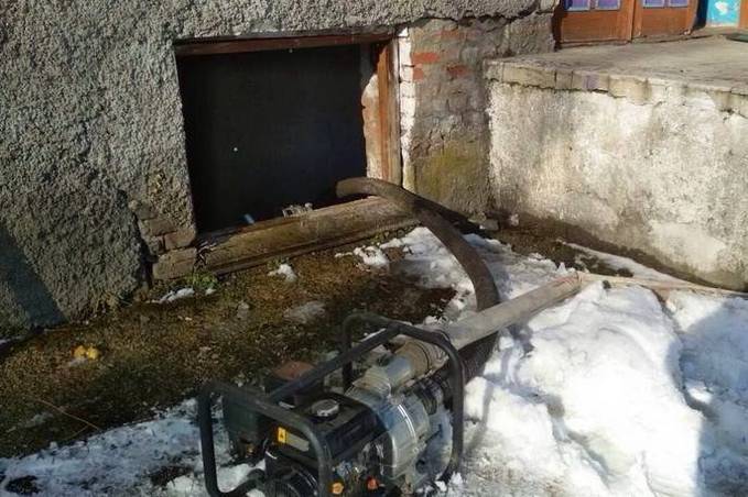 У Вінниці рятувальники відкачували воду з підвалу будинку
