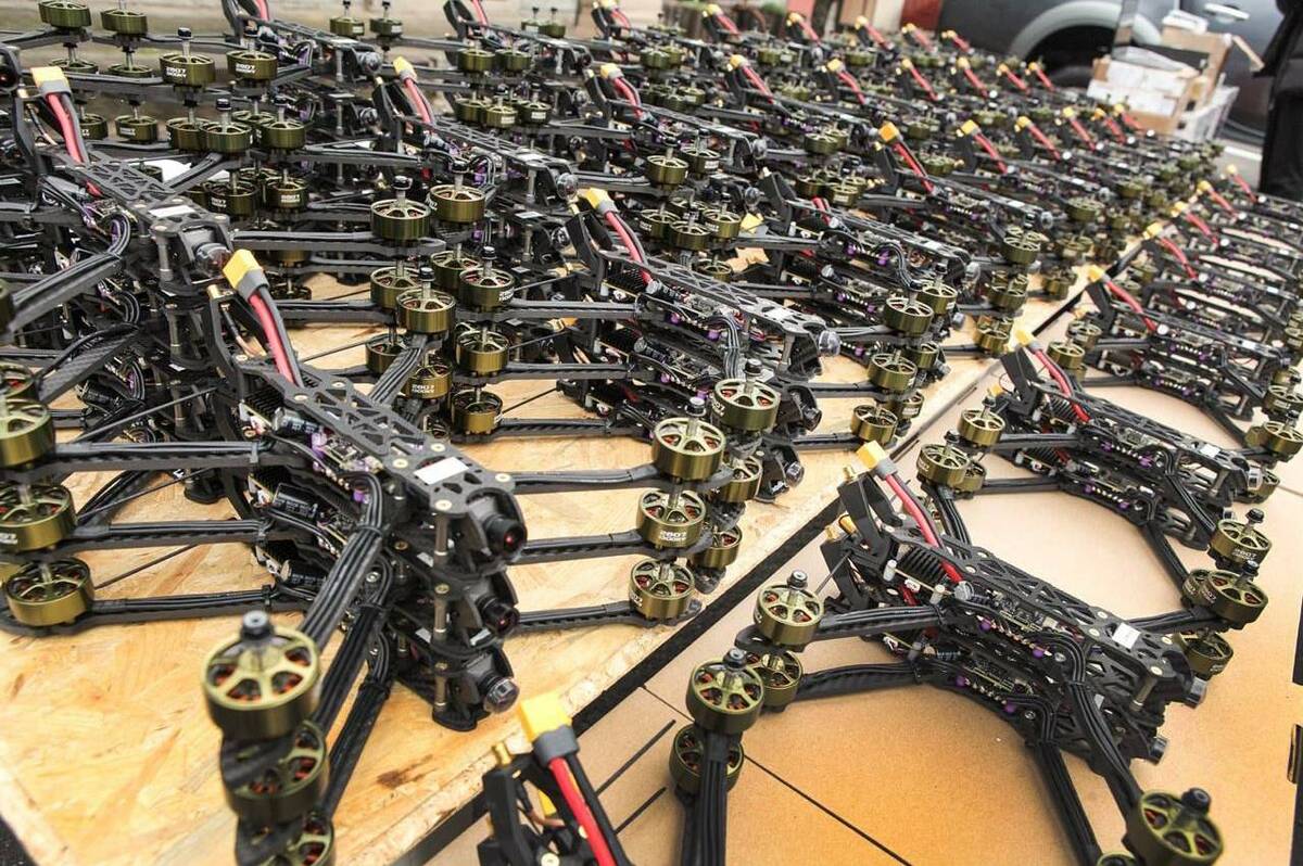 Міжрегіональний координаційний гуманітарний штаб передав військовим 200 FPV-дронів, позашляховик та іншу необхідну техніку