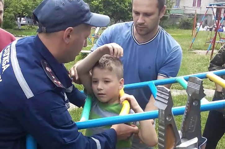 Небезпечний дитячий майданчик: дитину з драбини діставали рятувальники