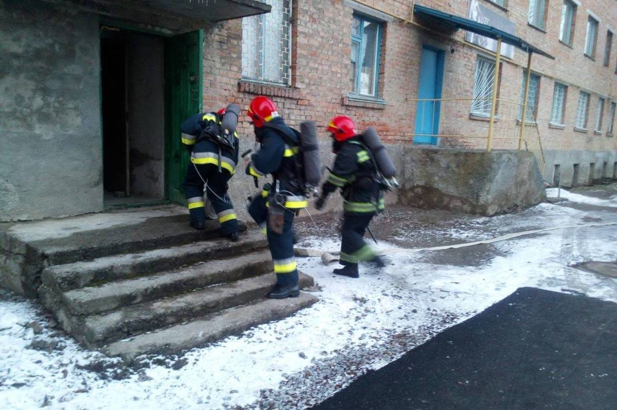 Калинівські рятувальники провели навчання  з ліквідації умовної пожежі в гуртожитку