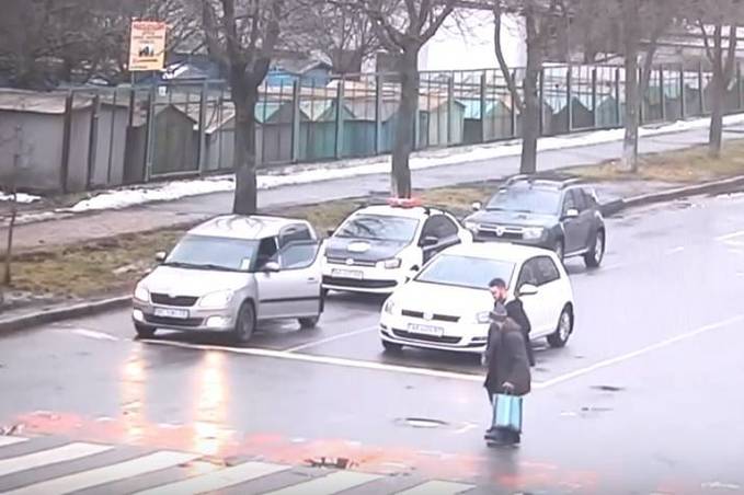 На Вишеньці водій вийшов із авто, аби допомогти чоловікові перейти через дорогу