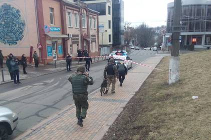 З приміщення банку по вулиці Оводова  через повідомлення про замінування евакуювали людей