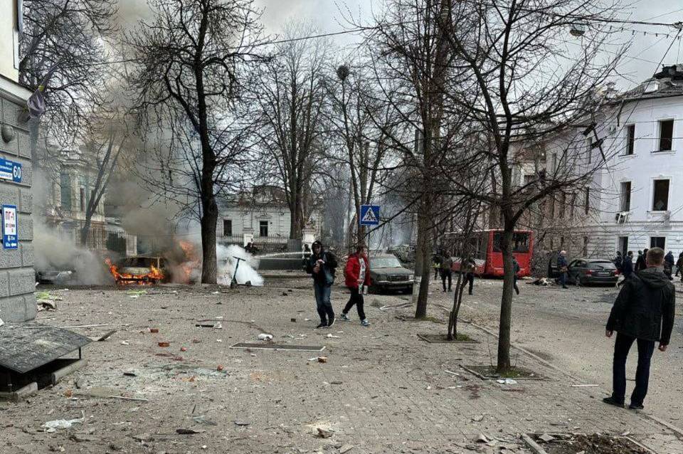 Суцільне пекло в Сумах: окупанти вдарили ракетами по центру міста
