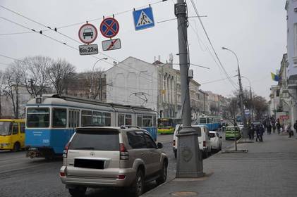 До суду краще пішки. Автомобілістів попросили не паркуватись на Соборній