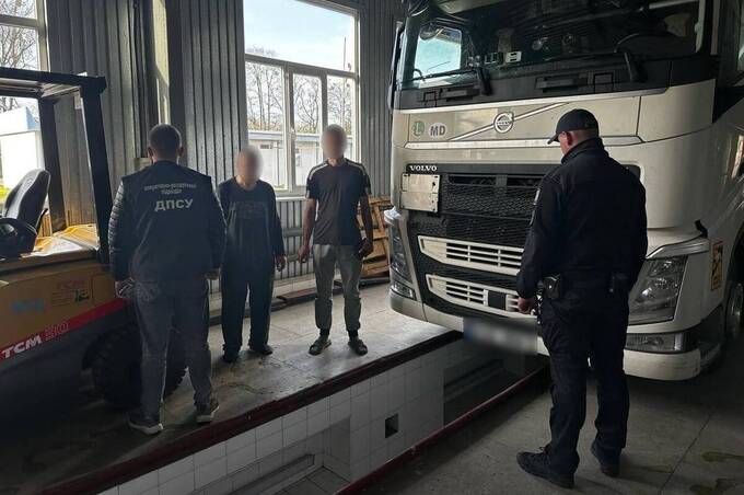 З Вінниці до Молдови в цистерні з олією: прикордонники виявили незвичного "мандрівника"