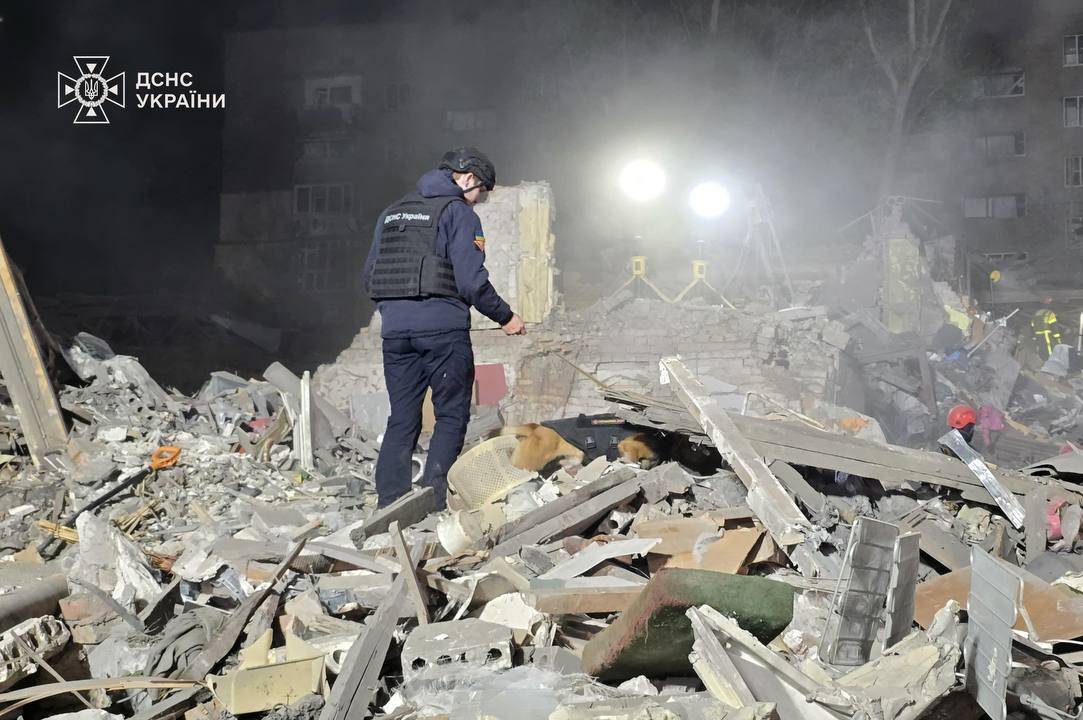 Трагедія у столиці: у Києві після російської атаки дев’ятеро загиблих, під завалами можуть бути діти