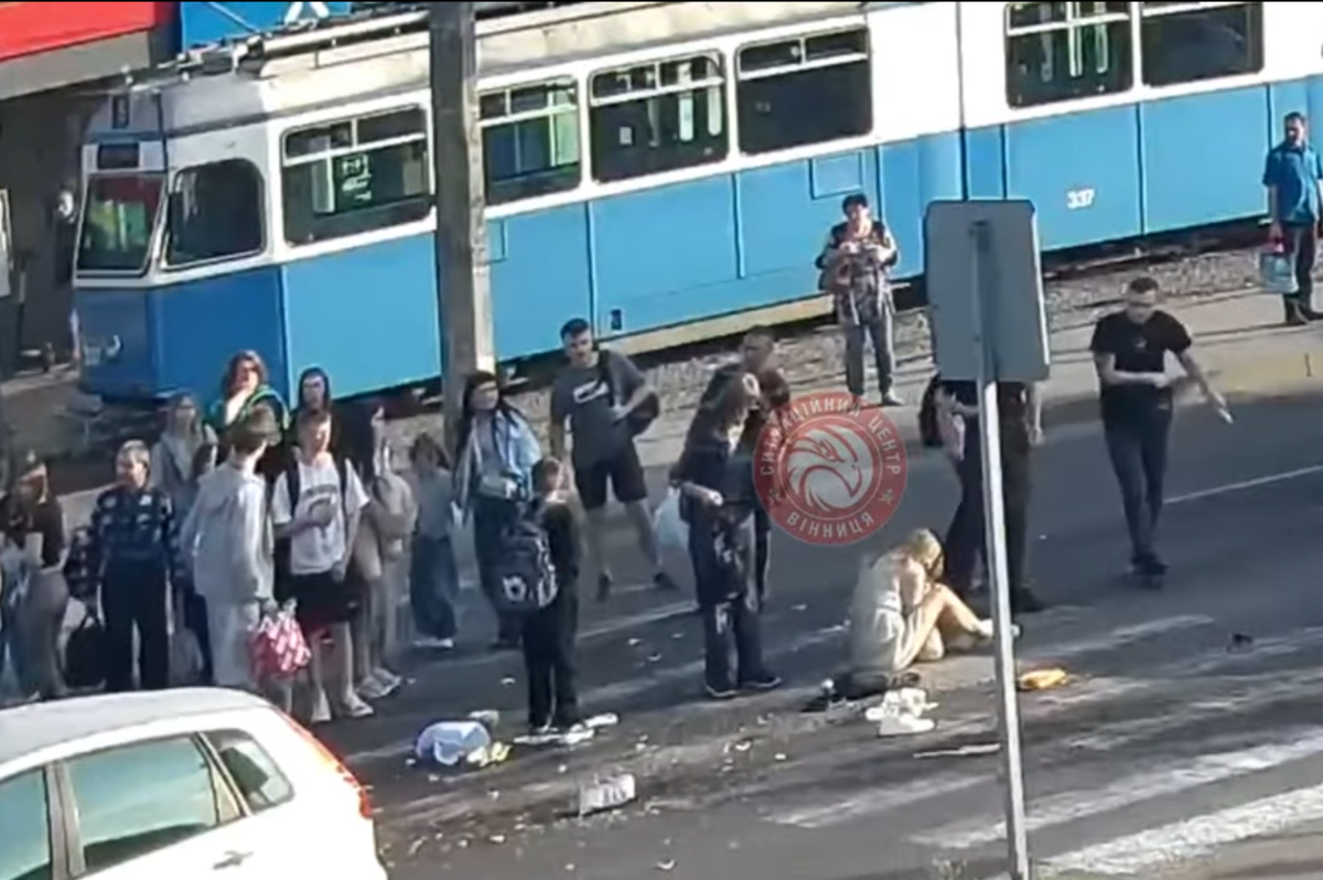 Біля Західного автовокзалу мотоцикліст ледь не врізався в натовп: постраждала дівчина