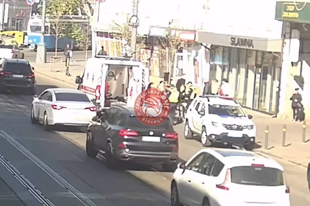 На вулиці Соборній у Вінниці пішохід потрапив під колеса автомобіля (відео)
