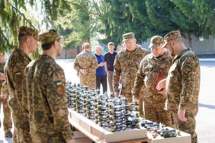Міжрегіональний координаційний гуманітарний штаб передав на фронт бойові модулі та 150 FPV-дронів для «Червоної калини»