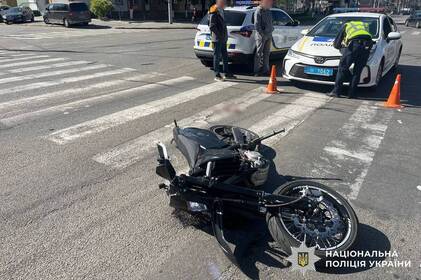 У Вінниці сталась ДТП за участі автомобіля та мотоцикла: момент аварії потрапив на камери (відео) У Вінниці сталась ДТП за участі автомобіля та мотоцикла: момент аварії потрапив на камери (відео)