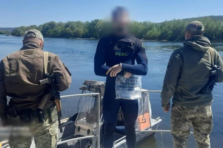 Уплав через Дністер до Молдови: на Вінниччині затримали плавця у гідрокостюмі
