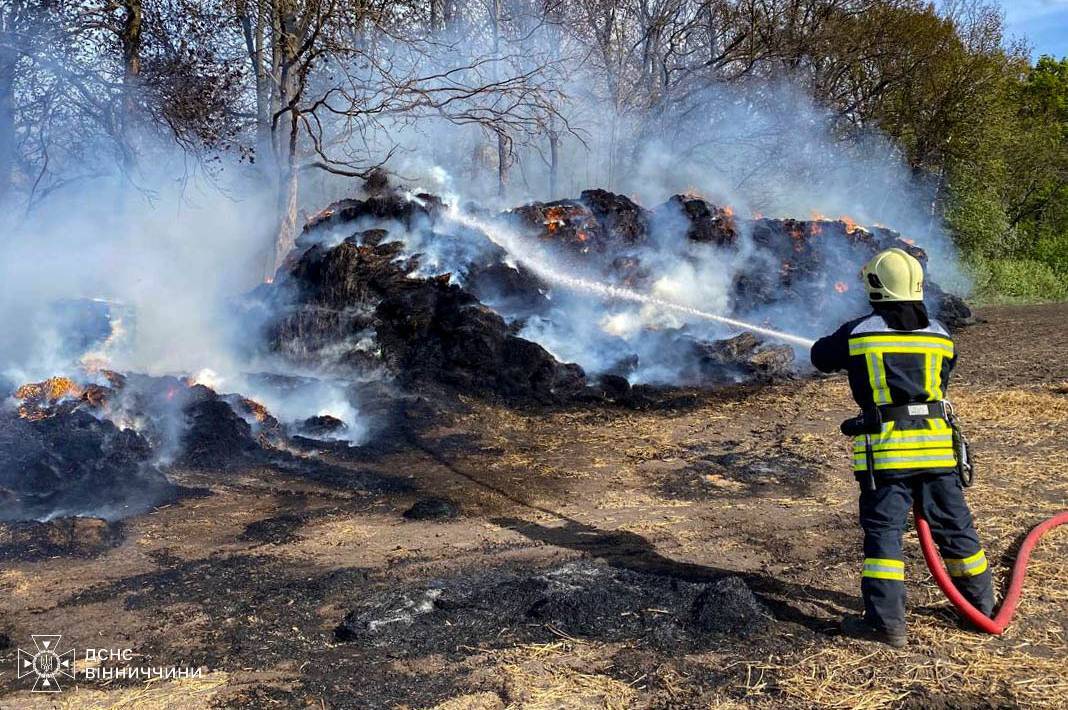 Минулої доби на Вінничччині горіли будинки, гараж та вантажівка з соломою: є травмований