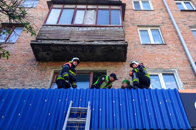 У Вінниці рятувальники зняли 85-річну бабусю з даху магазину