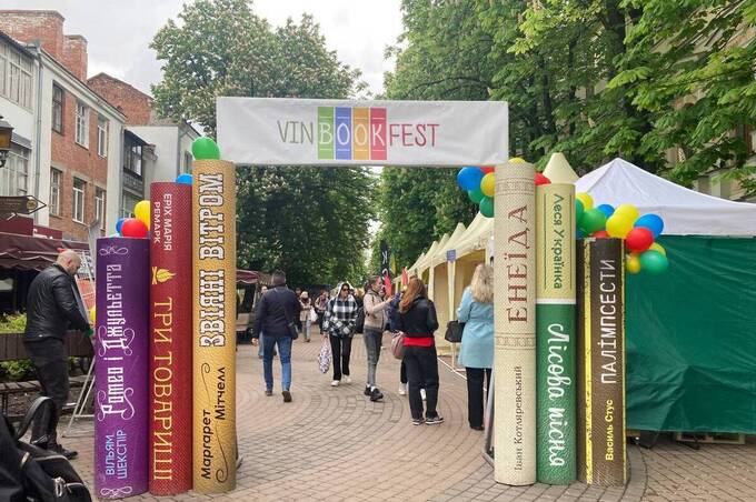 Фоторепортаж з VinBookFest-2025: як книжкове свято об’єднало людей попри дощ і холод