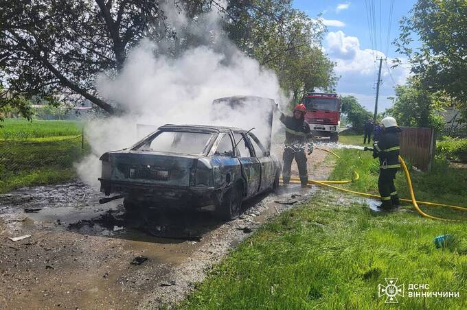На Вінниччині під час руху загорівся легковик: що відомо про водія
