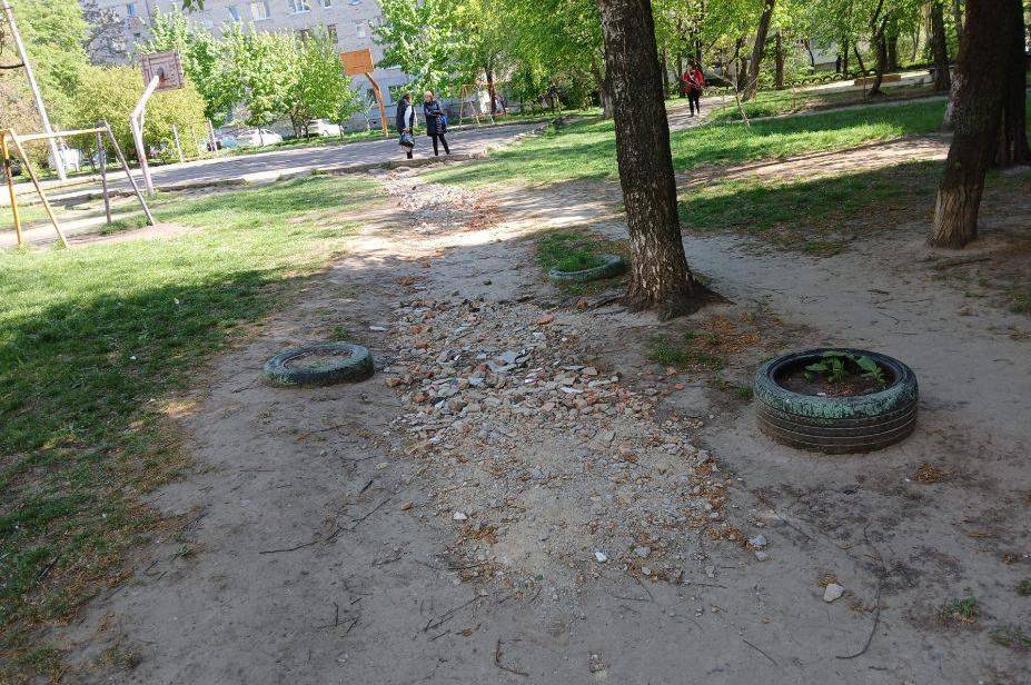 Оштрафують вінничанку, яка викидала будівельне сміття на зелену зону 