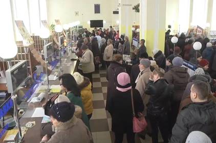 Чому утворилися черги пенсіонерів, які хочуть заплатити за комуналку? Чому утворилися черги пенсіонерів, які хочуть заплатити за комуналку?