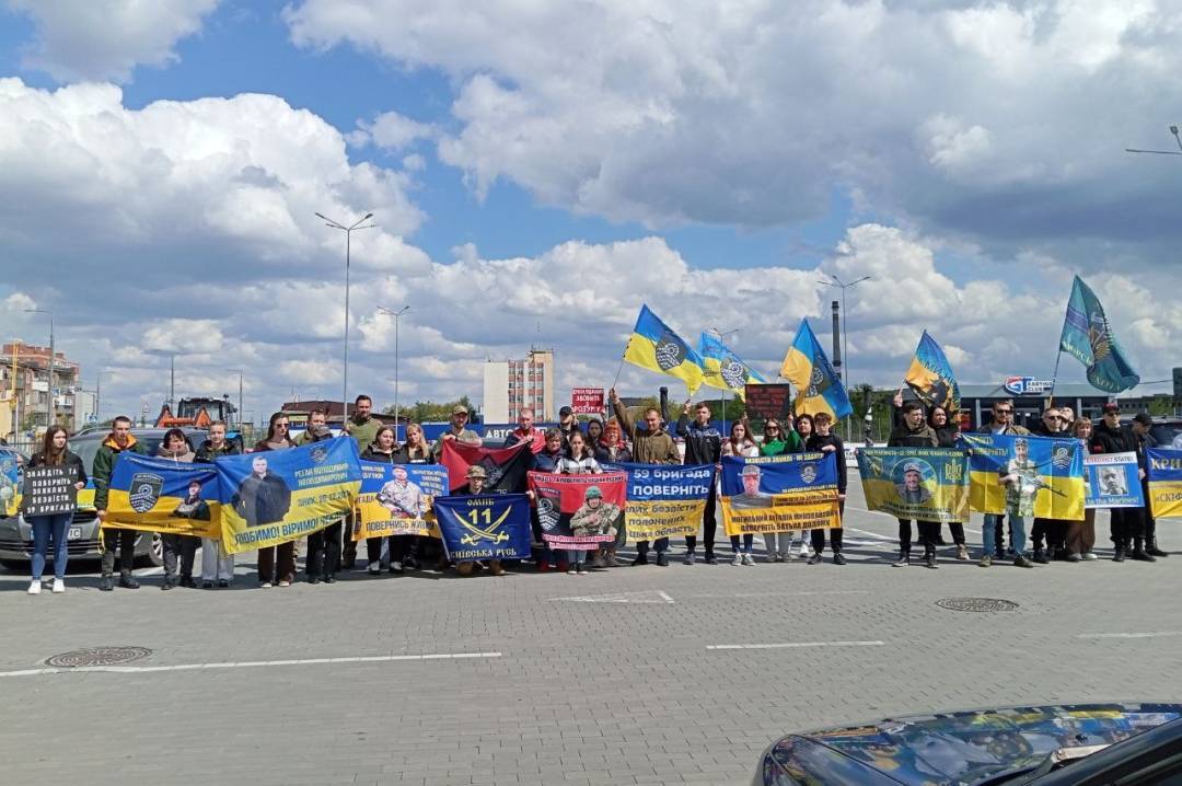 «Міжнародний день сім’ї не вдома»: у Вінниці відбувся автопробіг на підтримку полонених