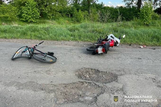 На Вінниччині зіткнулися мотоцикл та велосипед: обидва водії в лікарні