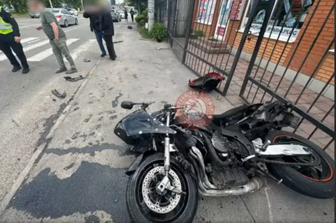 У Вінниці сталася жахлива аварія за участі мотоцикліста (відео)