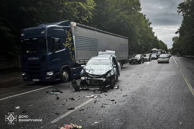 Зіткнення на Львівському шосе у Вінниці: 71-річного водія деблокували рятувальники