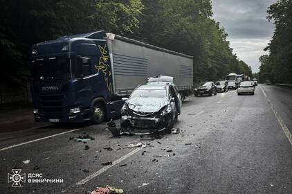 Зіткнення на Львівському шосе у Вінниці: 71-річного водія деблокували рятувальники