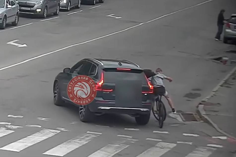 У Вінниці велосипедист потрапив під колеса Volvo (відео)