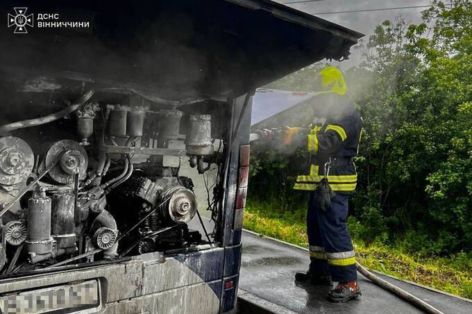 На Вінниччині згорів автобус: пожежа сталася просто на дорозі