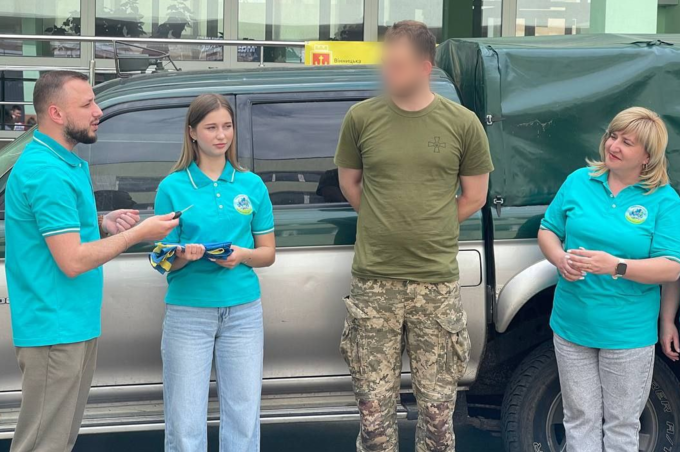 Учні вінницького ліцею передали десантникам бойовий автомобіль: допомагали навіть найменші