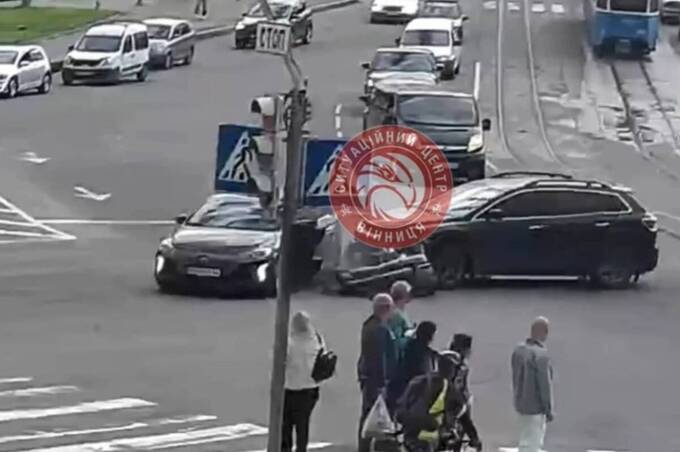 У Вінниці на площі Героїв Чорнобиля сталася ДТП: є постраждалі (відео)