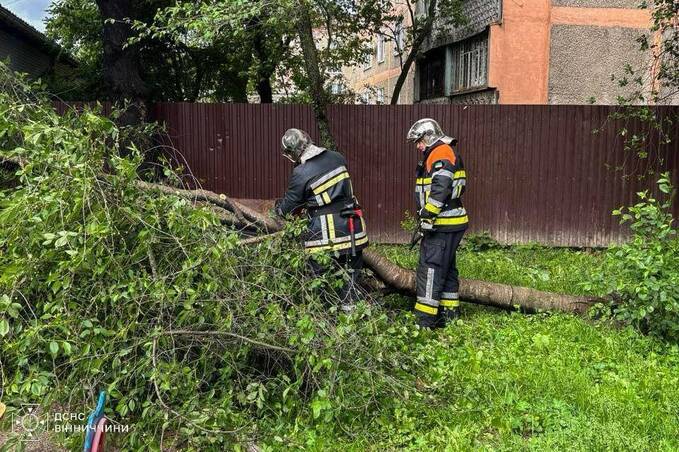Негода на Вінниччині наробила лиха: ДСНС ліквідовує наслідки сильної зливи
