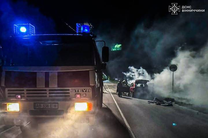 На Вінниччині просто на дорозі зайнявся автомобіль: що відомо про водія
