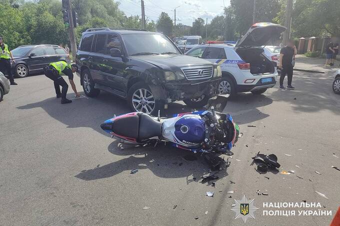 Зіткнення автомобіля Lexus та мотоцикла Suzuki у Вінниці: що відомо про постраждалих