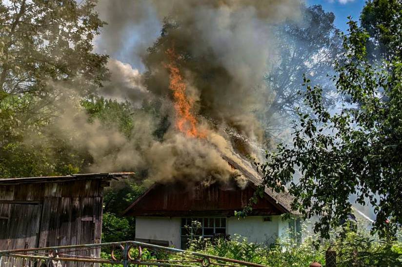На Вінниччині вогонь знищив відразу 2 приватні споруди на одному подвір'ї: що відомо