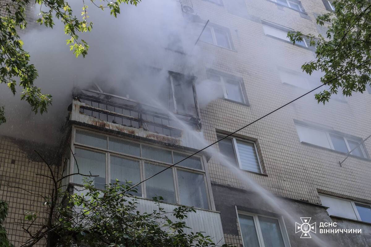 У Вінниці на вулиці А. Первозванного загорівся балкон квартири (фото та відео)