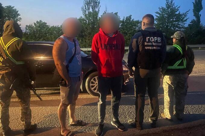 Запакували в багажник: на Вінниччині викрили чергову схему втечі за кордон