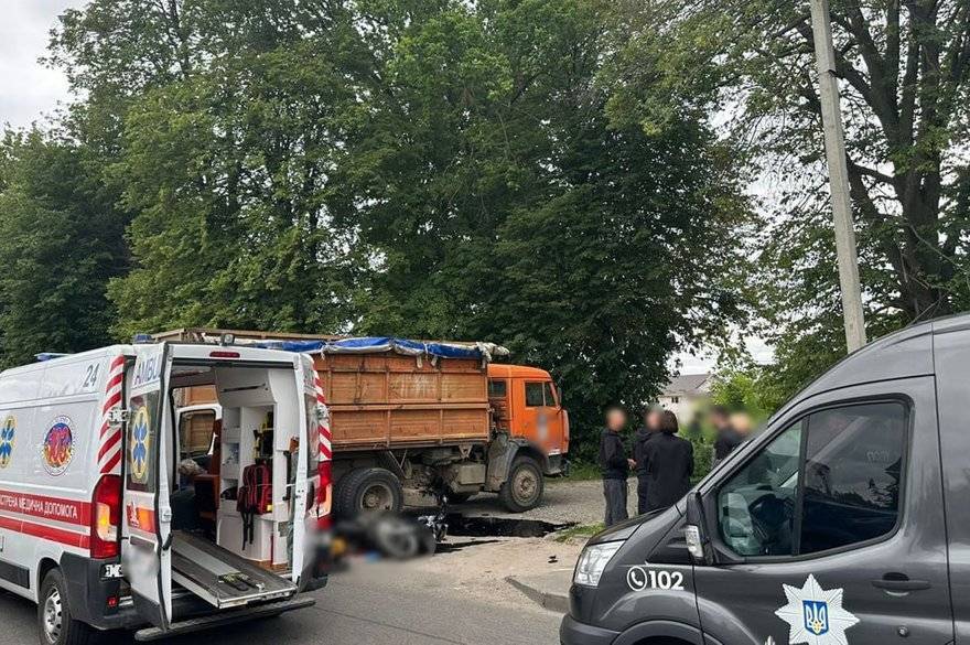 У Вінниці КАМАЗ зіткнувся з мотоциклом: що відомо