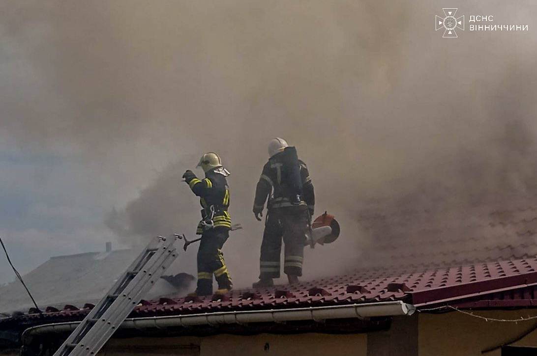 На Вінниччині за добу горіли будинок, навіс і легковик: що сталося