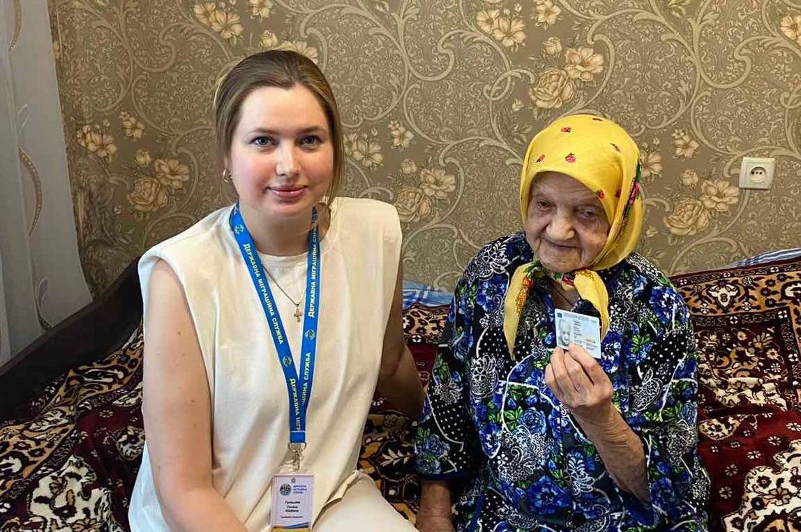 У Вінниці столітній бабусі вручили новий ID-паспорт просто у неї вдома
