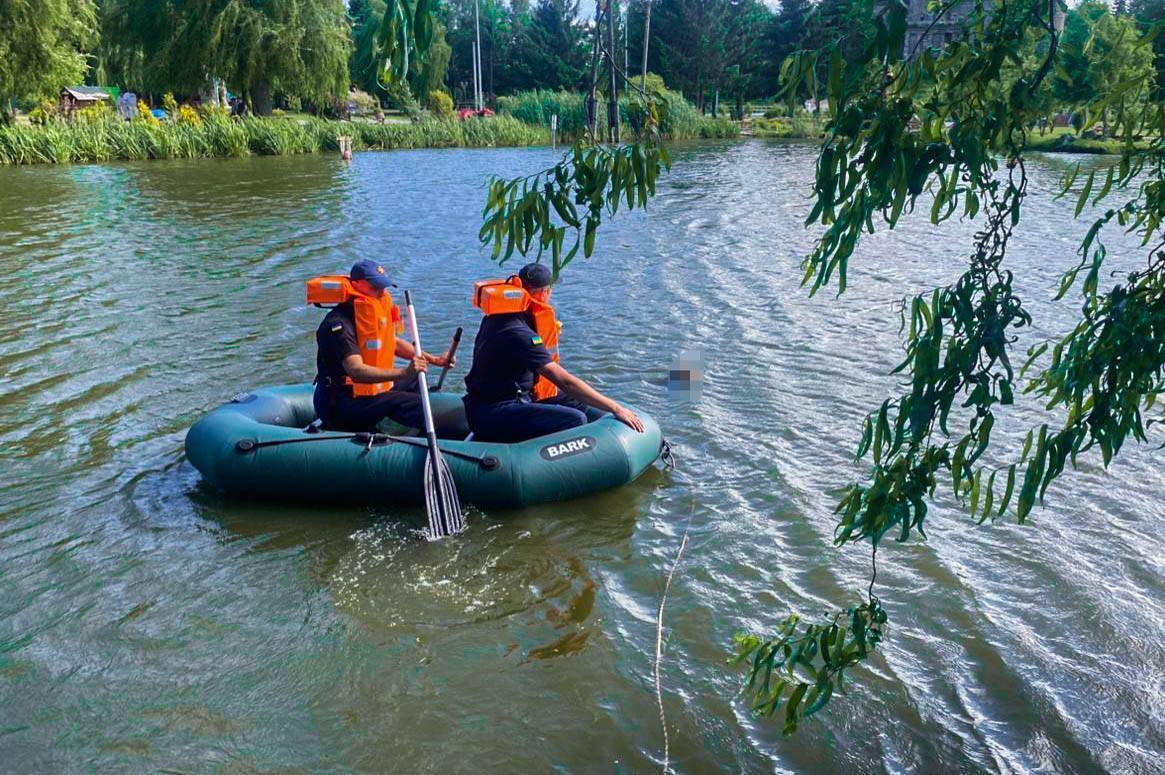 Трагедія в Хмільнику: з водойми в парку дістали тіло чоловіка