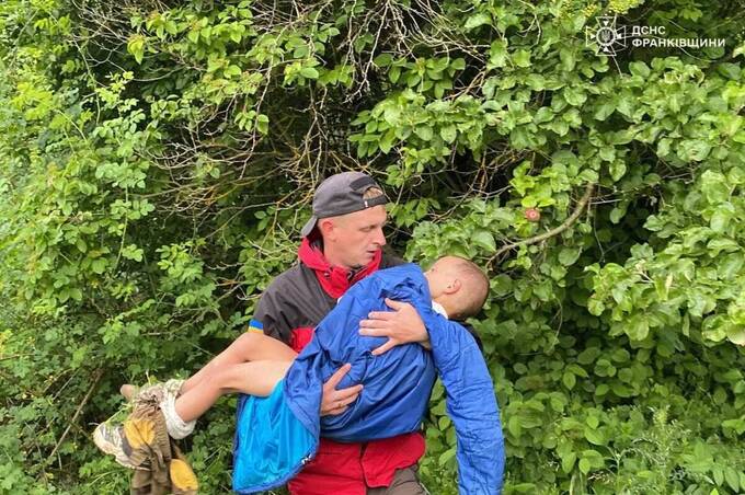 Диво існує: 5-річного Кирила, який зник у лісі на Івано-Франківщині, знайшли живим (фото, відео)
