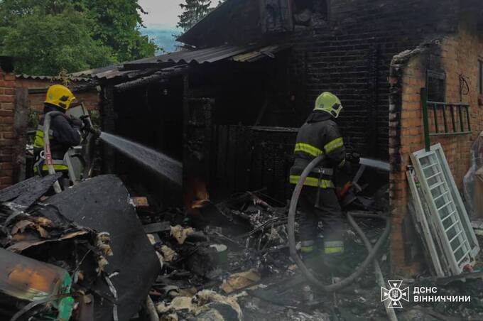 Спалахнули хліви й сараї: рятувальники ліквідували три пожежі на Вінниччині

